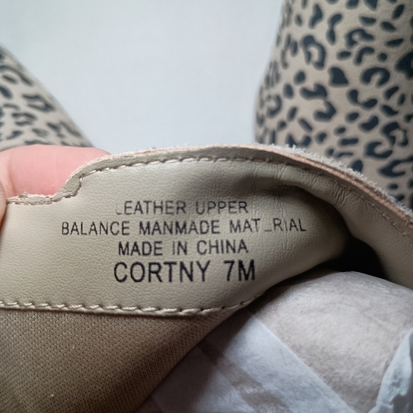 🩷 Violet & Red Animal Print Heeled Bootie Size 7M - Picture 9 of 10